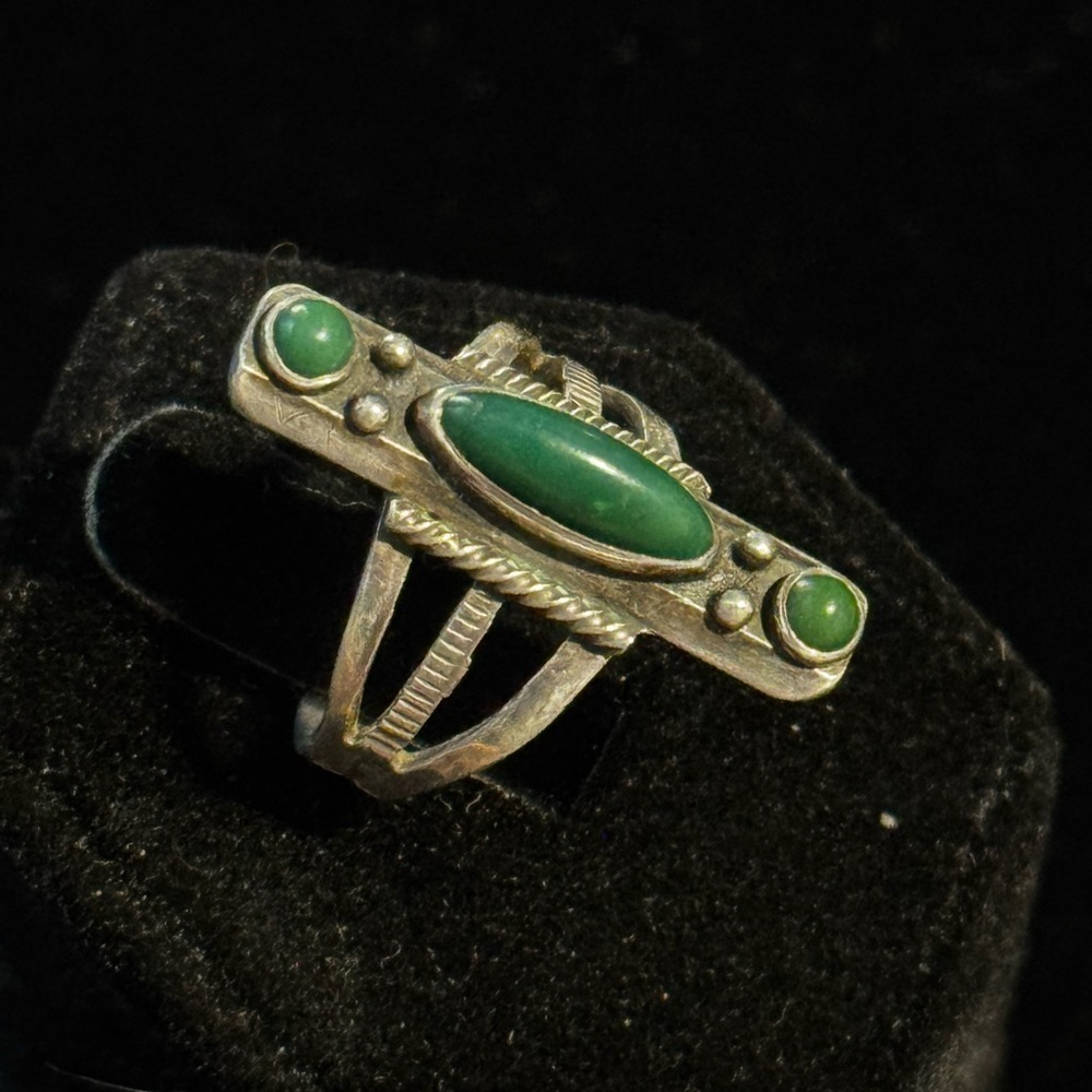 Vintage Native American Turquoise Sterling Silver Ring Size 6 (7) - Picture 2 of 6